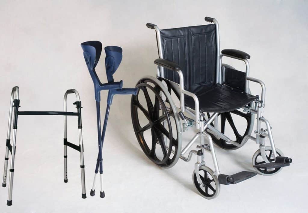 Fauteuil roulant, béquilles